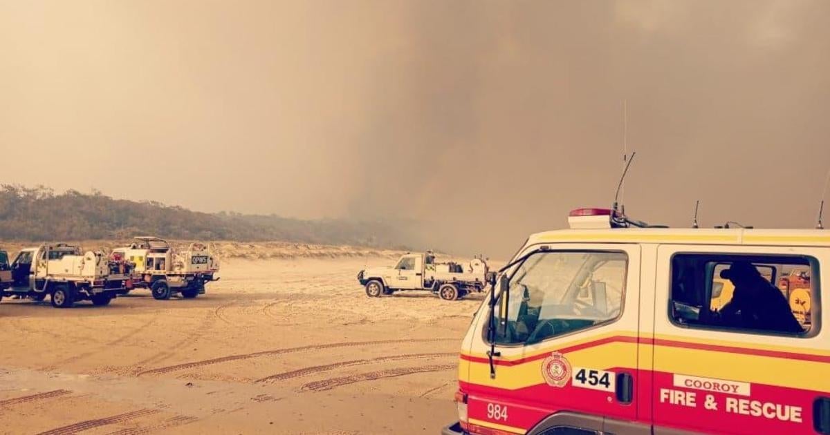 Bushfire rips through world's largest sand island as heat wave grips Australia