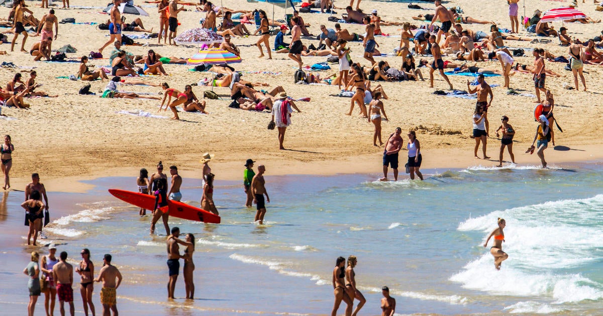 Bondi Beach in Australia closes after crowds ignore coronavirus warnings