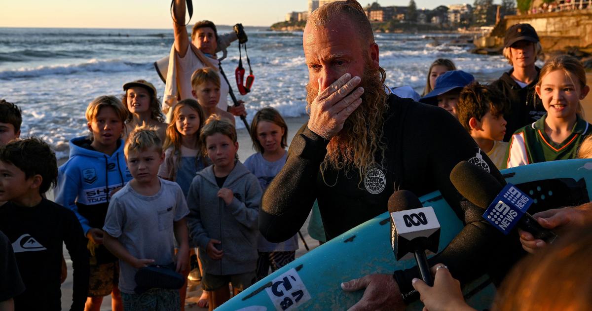 Blake Johnston surfs for 40 hours to smash world record, braving pitch-black seas and dodging swarms of jellyfish